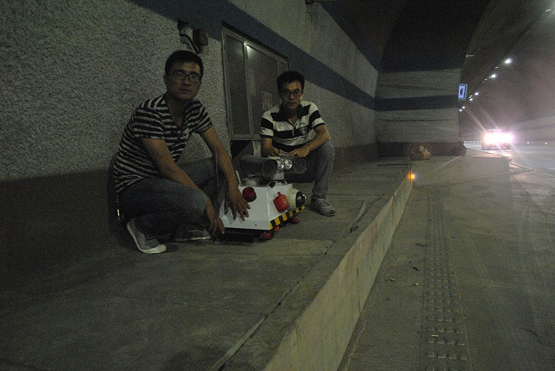 邁世技術工程師到隧道現(xiàn)場考察