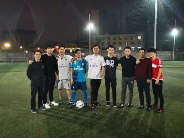 邁世足球小分隊享受運動，綠茵場上的雨夜鏖戰