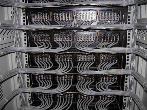 這有寫字樓網絡配線間監控維護系統使用的監控主機！