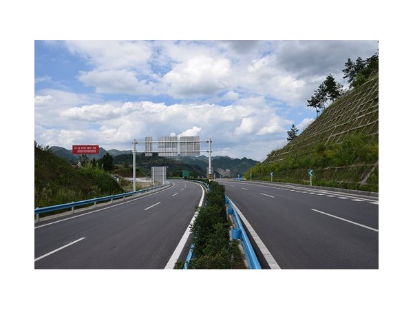 在無網(wǎng)絡(luò)區(qū)域?qū)崿F(xiàn)高速公路配電室監(jiān)控系統(tǒng)必選這款主機(jī)！